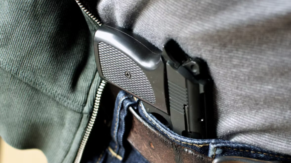 Kamerieri i tha se kuzhina ishte e mbyllur, i moshuari në Itali nxjerr pistoletën dhe kërkon t’i shërbehet