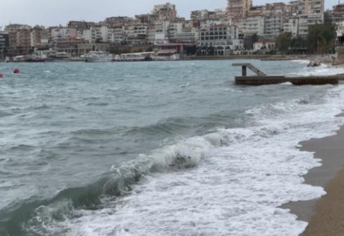 Moti i keq, ndalohet lundrimi i mjeteve të vogla në Vlorë