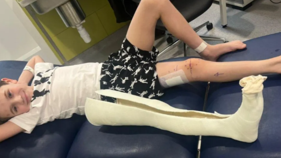 9-vjeçari në Britani i nënshtrohet operacionit për zgjatjen e këmbëve