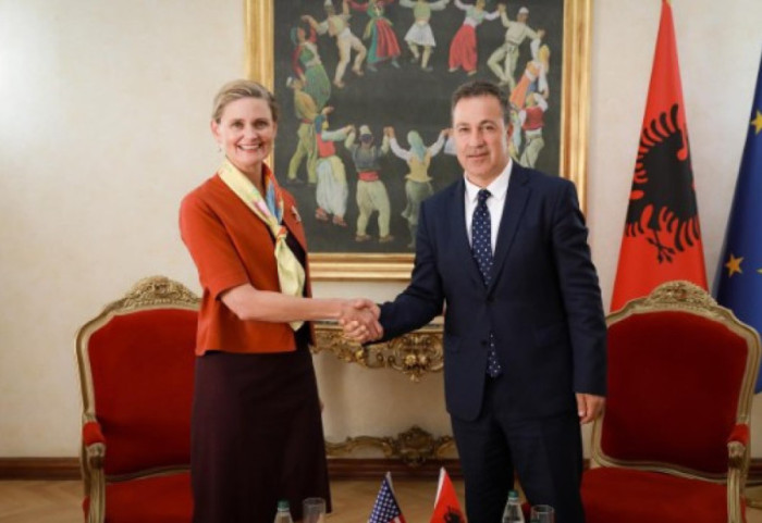 Ndryshimet ligjore dhe imuniteti i Ballukut, Amerikanët zbarkojnë në zyrën e Peleshit