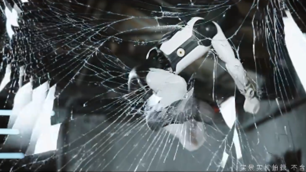 Një robot që bën “kung fu”, por e ka të ndaluar të hipë në ring