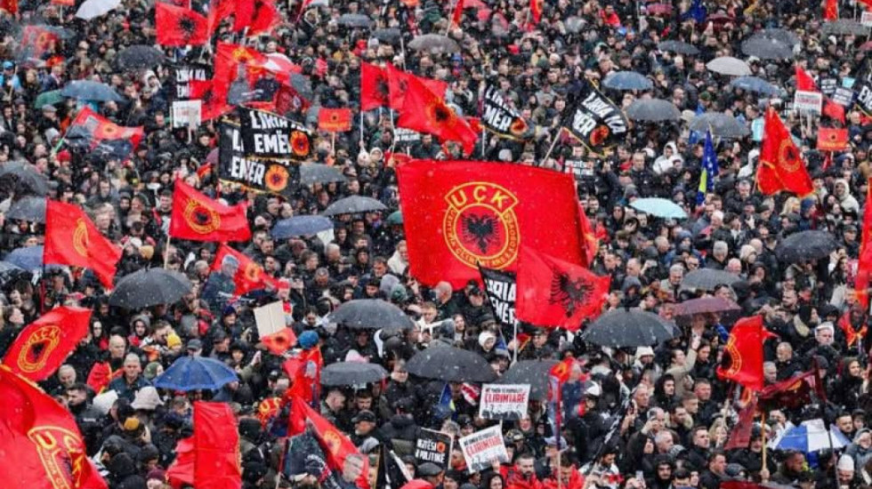 Bora nuk e ndal marshin pro UÇK-së, mijëra qytetarë mbushin sheshin e Prishtinës