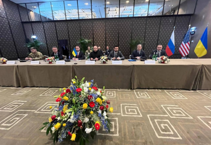 “Diskutuam çështje madhore dhe kompromise të mëdha”, mbyllet dita e parë e negociatave Ukrainë-Rusi-SHBA