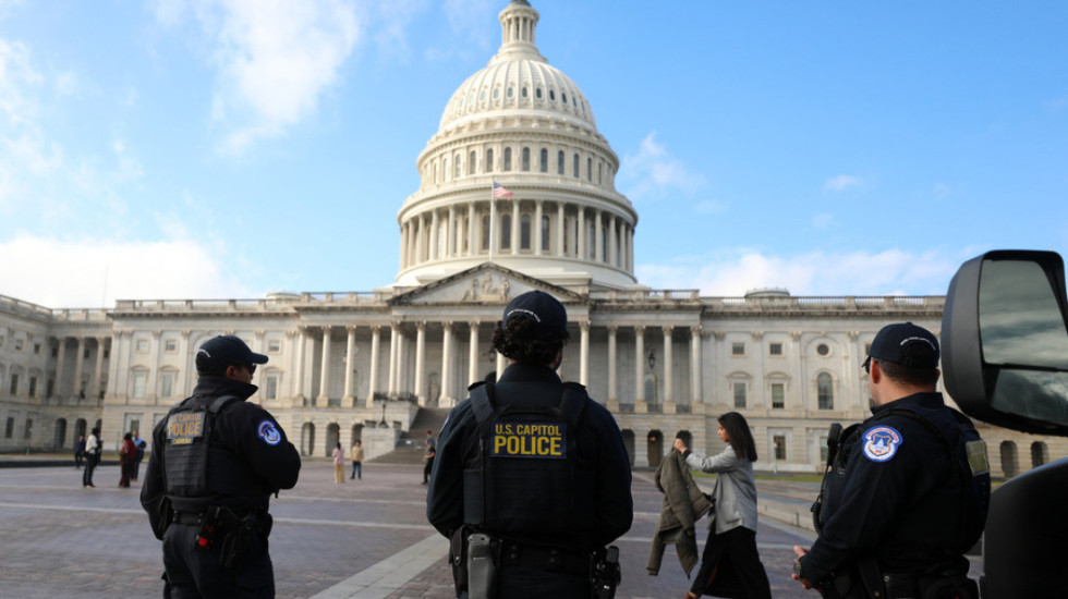 18-vjeçari në Uashington mësyn drejt Kongresit me pushkë e municion