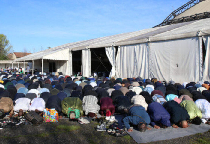 Nuk kishin ku të faleshin për Ramazan, kisha i hap dyert myslimanëve