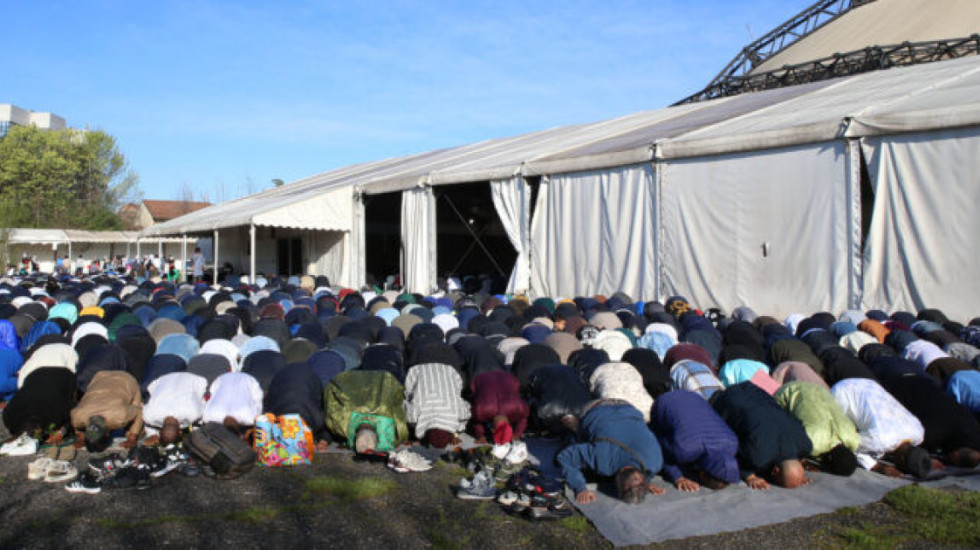 Nuk kishin ku të faleshin për Ramazan, kisha i hap dyert myslimanëve