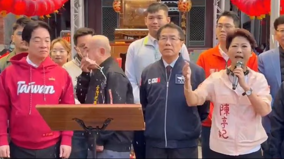 Liderit të tempullit si mban stomaku, i vjell presidentit në xhaketë gjatë një ceremonie