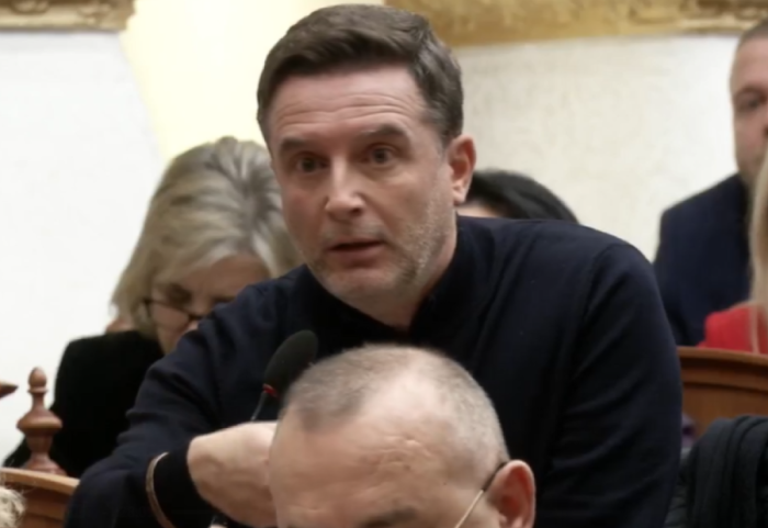 “Model abuziv me naftën”, deputeti Braçe: Edhe pa taksa, Shqipëria ka çmimin më të lartë në rajon