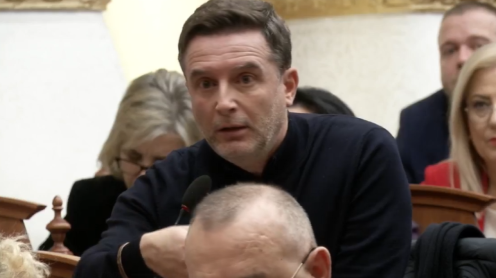 “Model abuziv me naftën”, deputeti Braçe: Edhe pa taksa, Shqipëria ka çmimin më të lartë në rajon