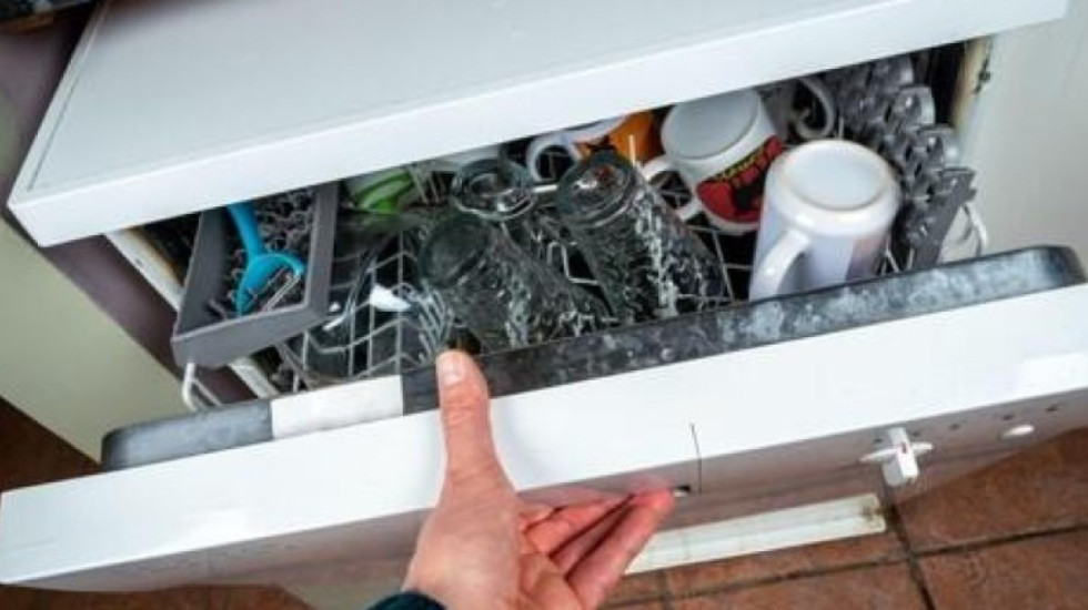 Miku i paftuar, gruaja hap lavastoviljen dhe gjen brenda pitonin lëkurë diamant