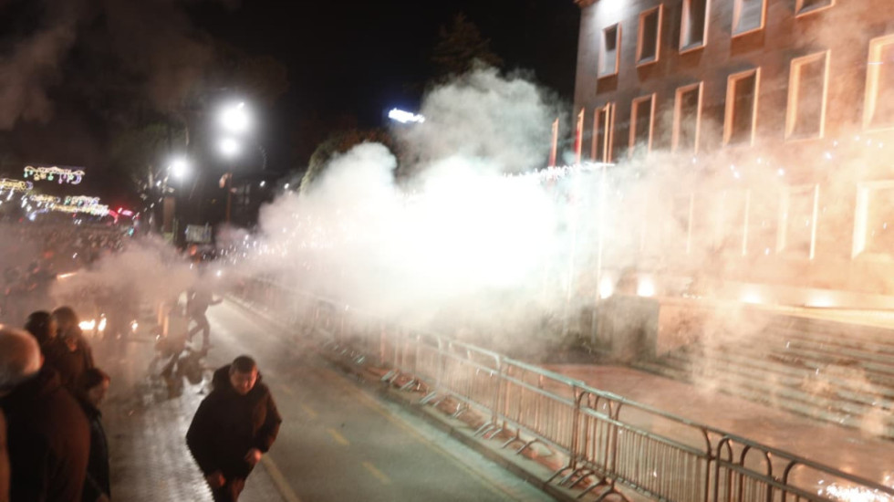 Ministrja Koçiu apel opozitës: Mbani të miturit larg dhunës, ajo nuk është zgjidhje