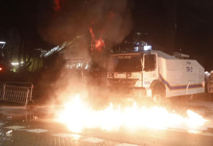 Tirana, 120 minuta nën pushtetin e molotovëve dhe gazit lotsjellës