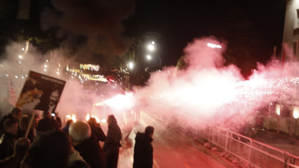 Reagon Partia Demokratike: Policia përdori plumba gome, sulmuan selinë e PD