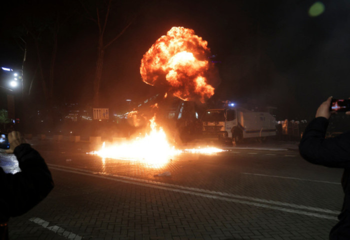 Protesta e PD, policia shoqëron 52 persona, 17 në pranga