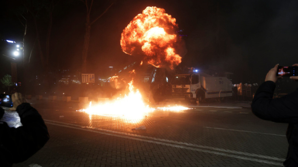 Protesta e PD, policia shoqëron 52 persona, 17 në pranga