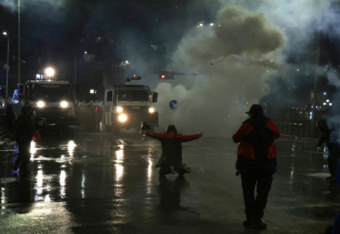 Bardhi: Persona pa mjete identifikimi kanë rrethuar selinë e PD, mbi 40 të shoqëruar