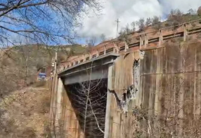 Paralizohet lëvizja drejt Juglindjes, pas rrëshqitjes së dheut çahet edhe ura në aksin Librazhd-Pogradec
