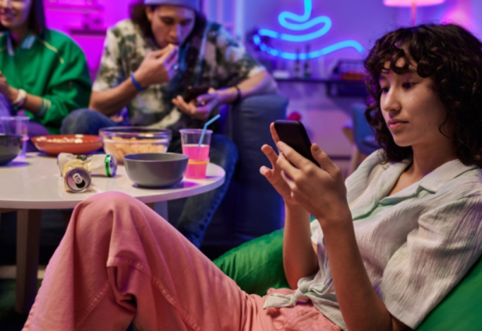 Studimi befasues: Gjenerata Z preferon gjumin më shumë se seksi, 7 nga 10 preferojnë të flenë