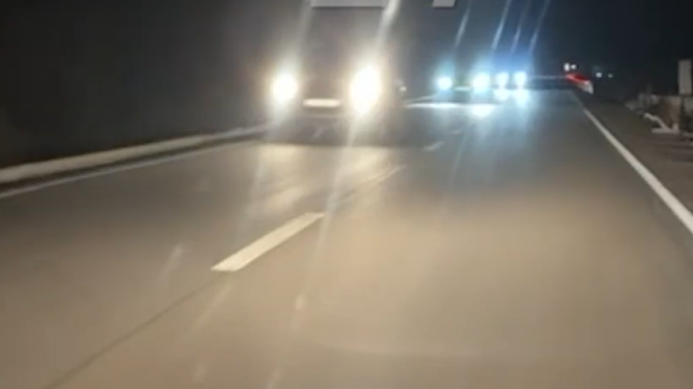 Me qindra të bllokuar prej 3 orësh, zhbllokohet aksi Maliq-Gramsh