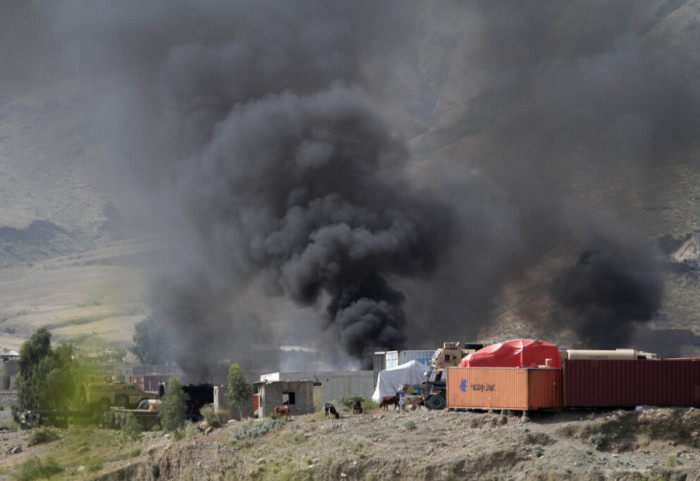 Konflikti gati të shpërthejë, talebanët sulmojnë bazat ushtarake të Pakistanit