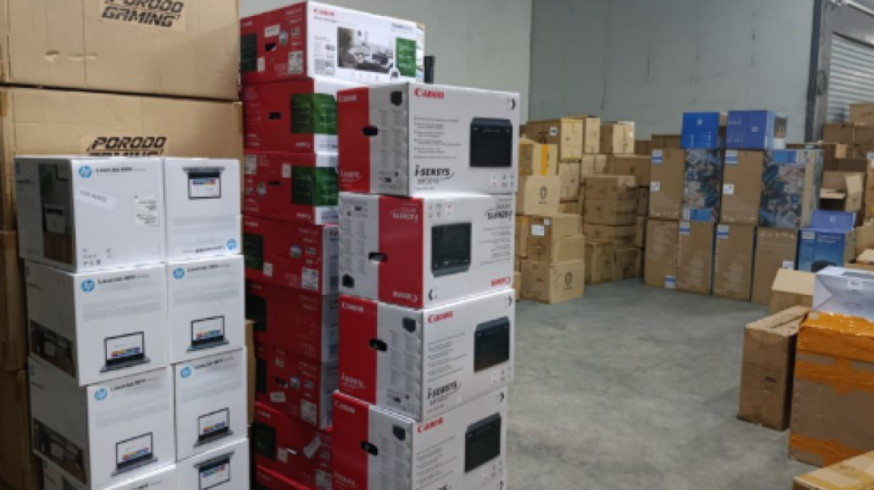 Frigoriferë, TV dhe soba të falsifikuara, sekuestrohen 3000 pajisje elektronike