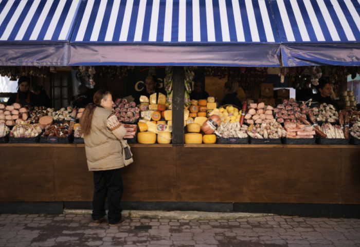 Hante majat e djathit në supermarket, kapet “kafshuesi” serial