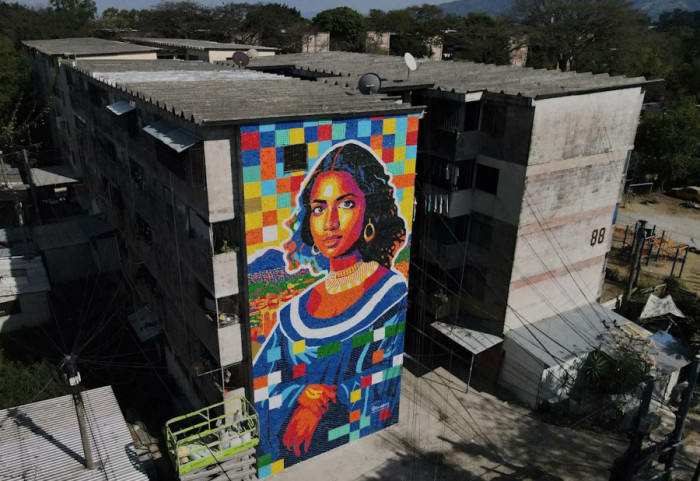 Mona Lisa “latine” e krijuar me mbi 100 mijë tapa të ricikluara shishesh