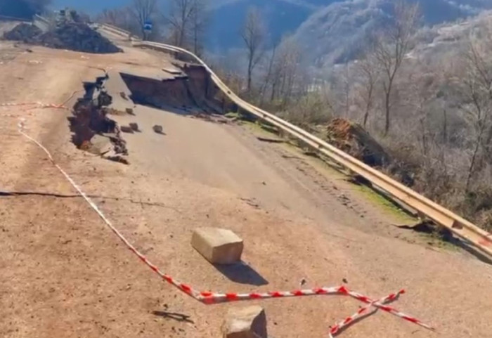 Vijojnë fundosjet te Arrat e Gurrës, përkeqësohet gjendja e rrugës Librazhd