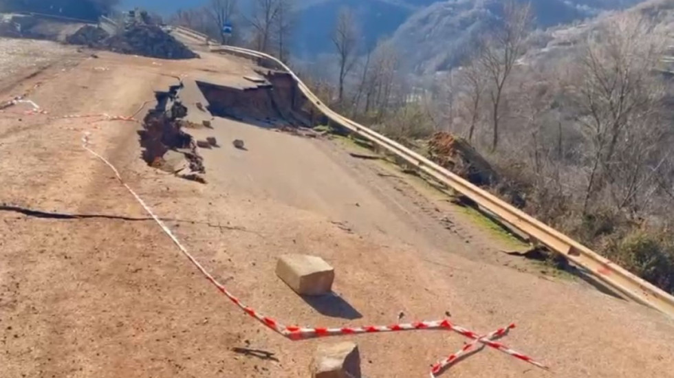 Vijojnë fundosjet te Arrat e Gurrës, përkeqësohet gjendja e rrugës Librazhd