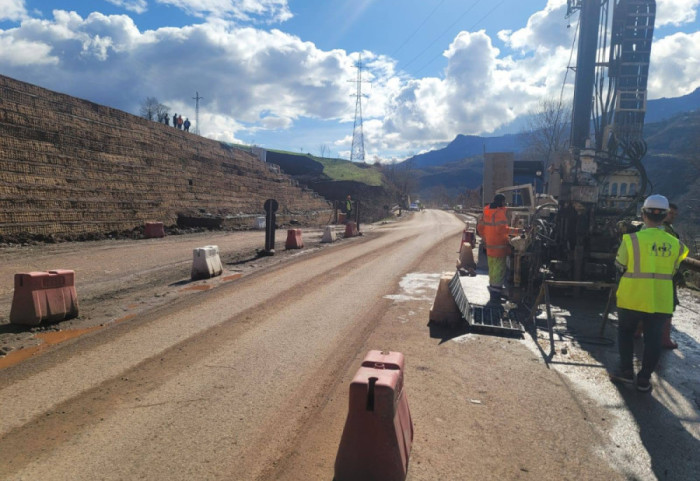 “Disa fshatra të Librazhdit 7 orë pa elektricitet”: Pas shembjeve në Dragostunjë, çmontohet shtylla e tensionit të lartë