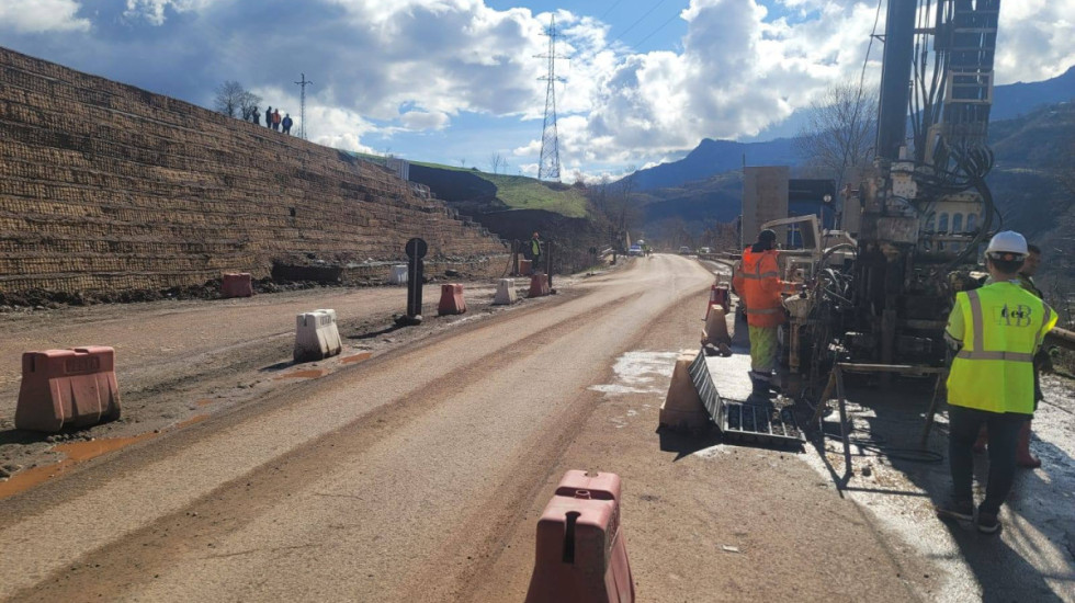 “Disa fshatra të Librazhdit 7 orë pa elektricitet”: Pas shembjeve në Dragostunjë, çmontohet shtylla e tensionit të lartë