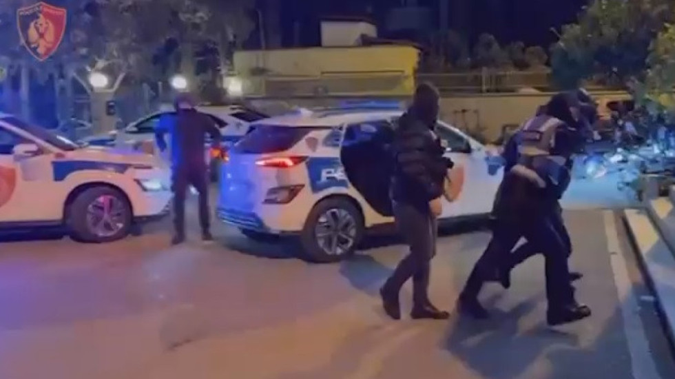 Dëmtoi materialet zgjedhore, arrestohet 45-vjeçari nga Burreli