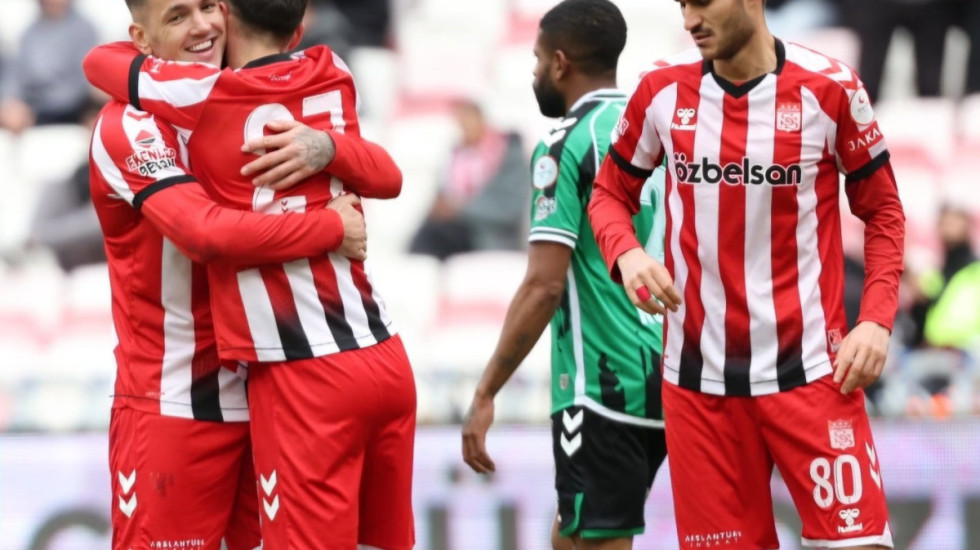 Gol dhe asist, Rey Manaj shkëlqen përkrah Ethemit te Sivasspor