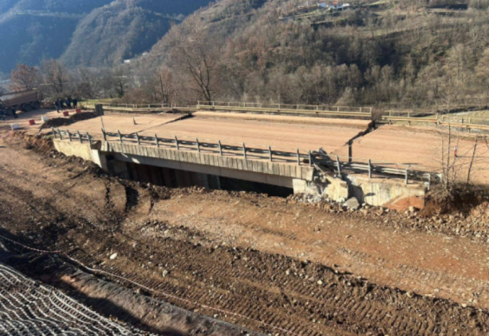 ARRSH vendos prishjen e urës në aksin Librazhd-Pogradec, Kozeli: Reshjet e shiut dhe erozioni dëmtuan rrugën