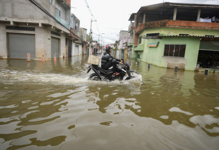 Të paktën 21 viktima nga përmbytjet dhe rrëshqitjet e dheut në Brazil