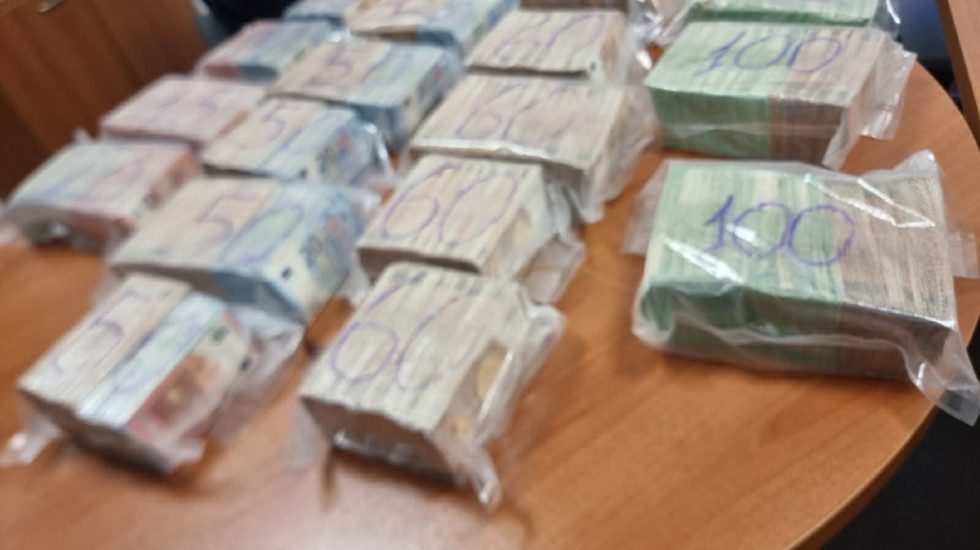 Një milionë euro të padeklaruara në Merdarë, kush është efektivi shqiptar i policisë