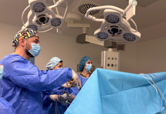 Babai i akuzon për dëmtimin e shëndetit të vajzës në operacion, në hetim dy mjekë