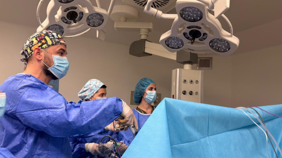 Babai i akuzon për dëmtimin e shëndetit të vajzës në operacion, në hetim dy mjekë