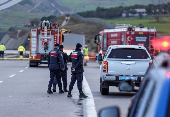 Avioni luftarak bie mbi autostradë në Turqi, humb jetën piloti