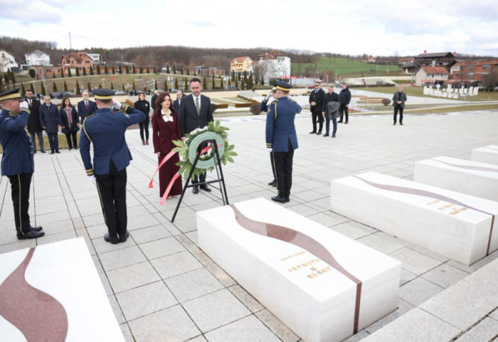 Spiropali nis vizitën në Kosovë, homazhe në memorialin Jashari