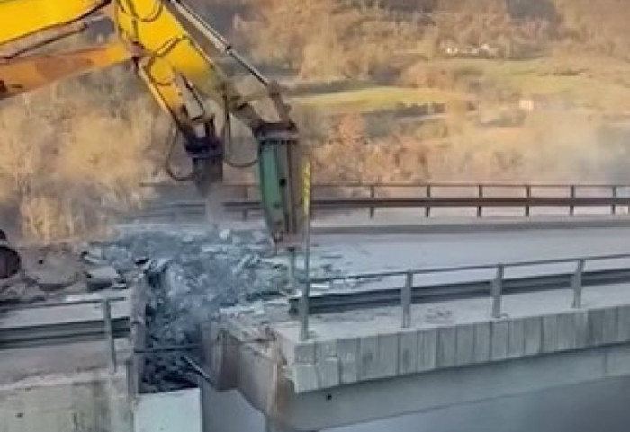 Demontohet ura në Dragostunjë, u dëmtua nga rrëshqitja e tokës në zonën e Arrave të Gurrës