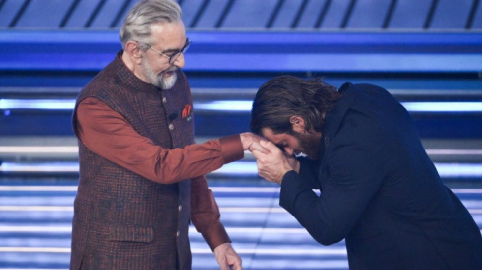 Sanremo bën bashkë dy Sandokanët, takimi historik mes Kabir Bedi dhe Can Yaman