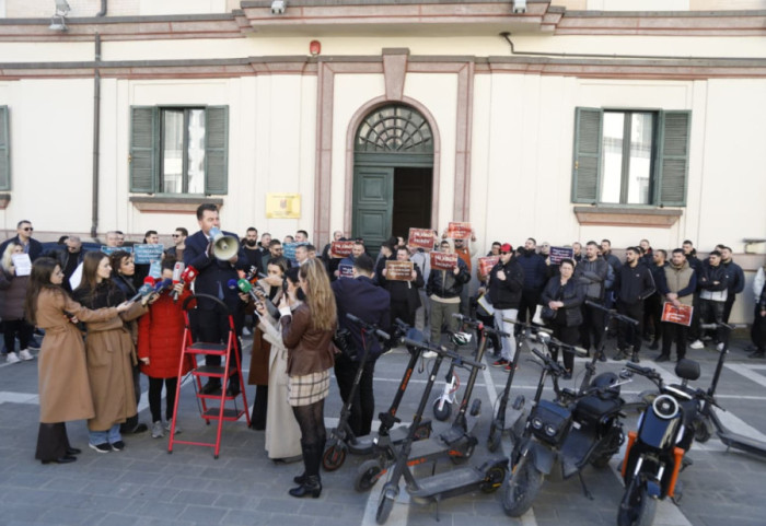 2 mijë monopatë të bllokuar, qytetarët protestojnë tek Ministria e Brendshme