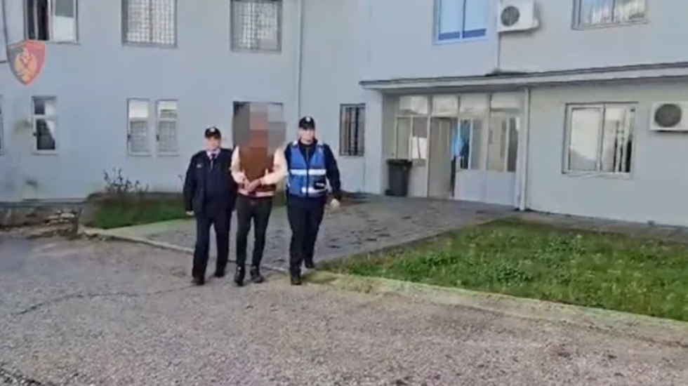 Tre automatikë, drogë dhe fara kanabisi, kapet “përsëritësi” në Përmet