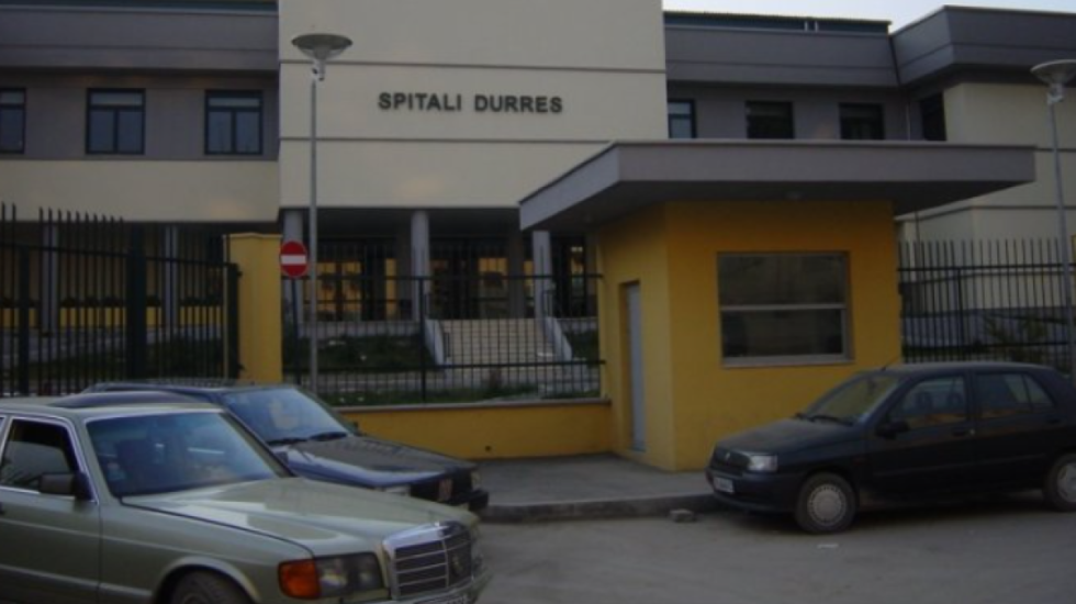 Vdes foshnja në spitalin e Durrësit, denoncohet mjeku për neglizhencë