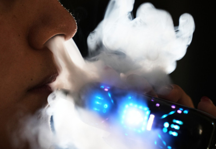 “Cigaret elektronike të dëmshme për jetën”, studimi i ri: Rrisin rrezikun për infeksione të rënda dhe sëmundje kronike