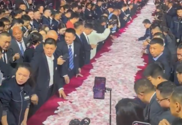 VIDEO/ Çmenduri! 26 milionë dollarë mbi tavolina: Merrni sa të mundni