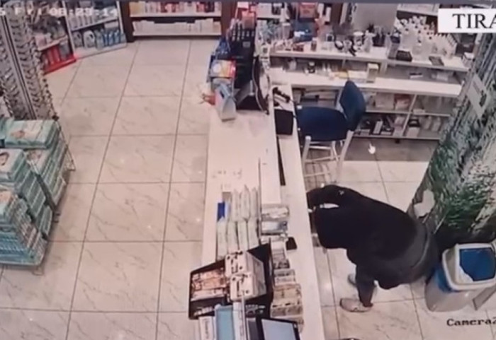 Në pranga "skifterja" e Tiranës, vidhte para në markete