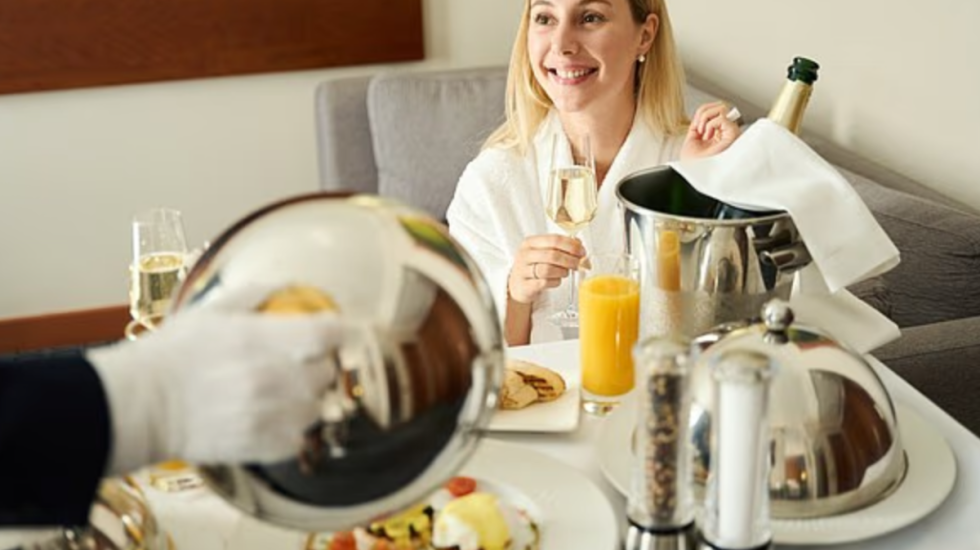 Vajza që udhëton e vetme zbulon pse merr gjithmonë një dhomë hoteli për 2 persona