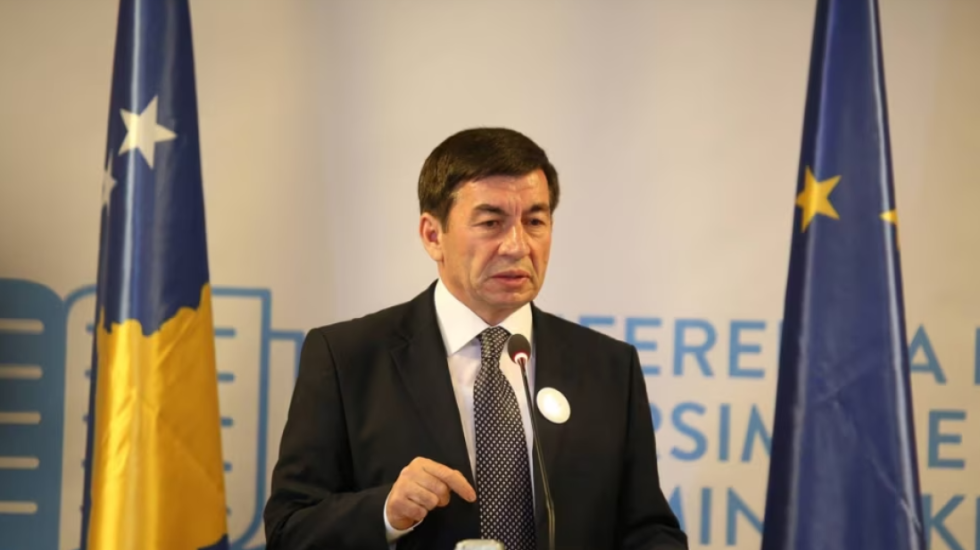 Ish-ministri vetëofrohet për president i Kosovës